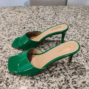 Cushionaire Taboo One Band Patent Leather Sandals
